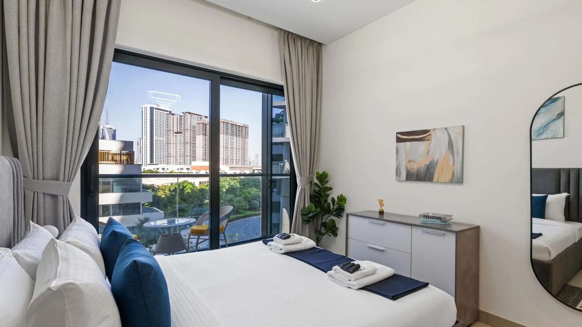 Apartment Luxury 1Br Featuring Guest & Study Room-Sobha Waves Dubai