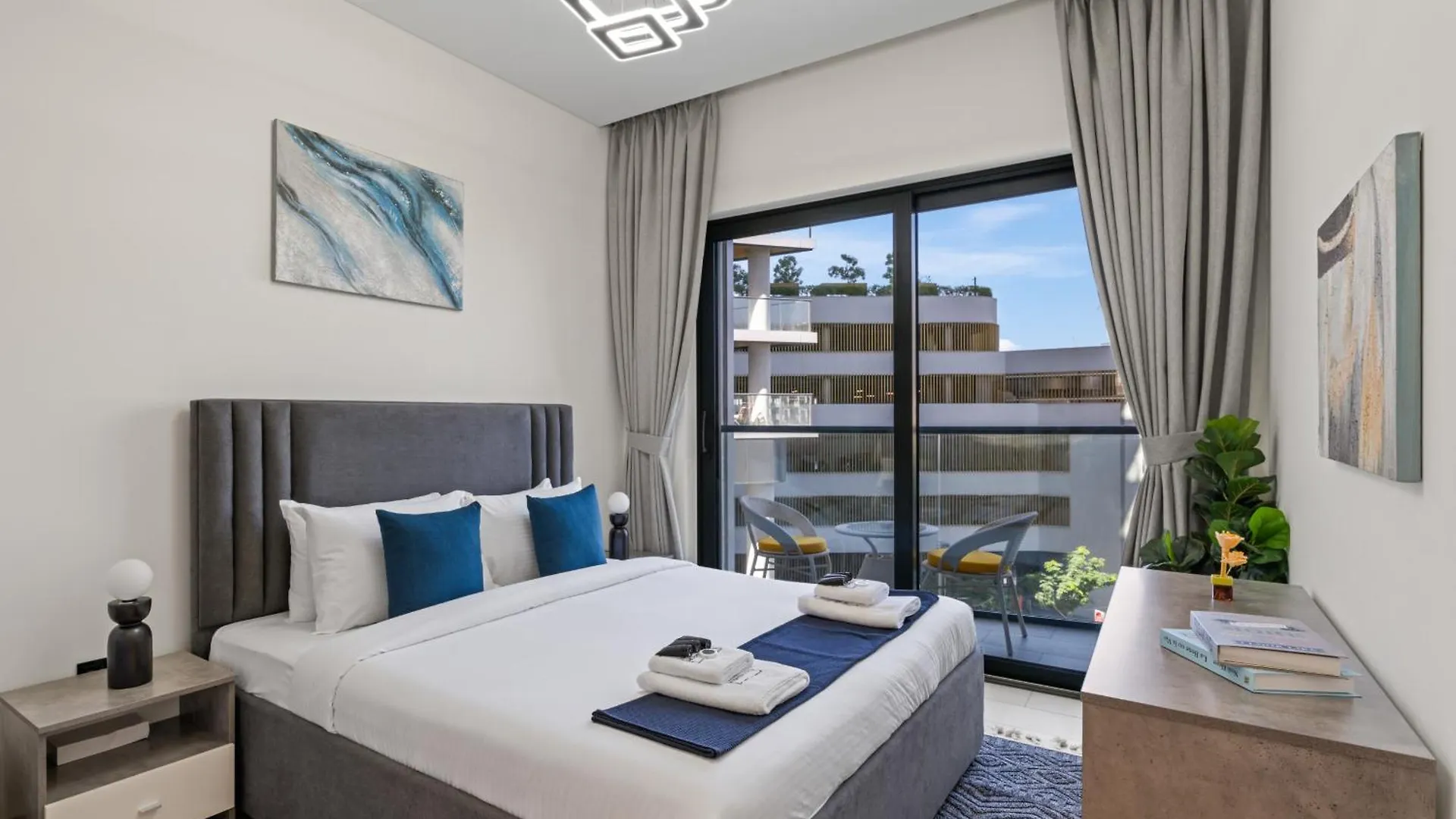 Luxury 1Br Featuring Guest & Study Room-Sobha Waves Dubai Apartment